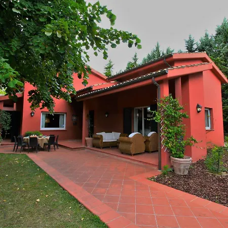Modern In With Pool Колоннелла
