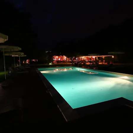 Modern In With Pool Колоннелла